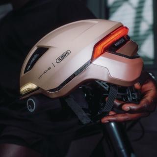 38057_HYP_E_champagne_gold_Lifestyle_SK_83_abus_960