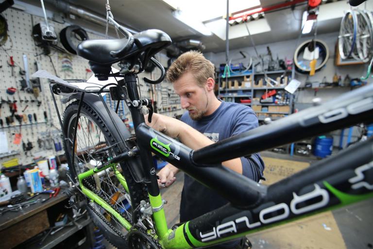 Michael Klein in der Werkstatt von Zweirad Anderl